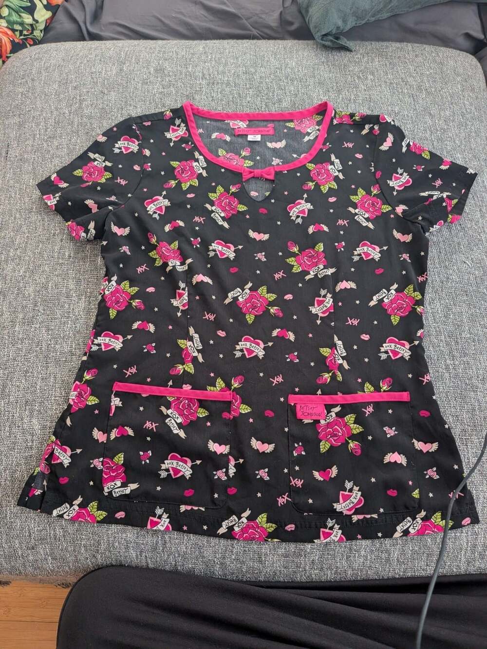 Betsey Johnson Black Pink Heart Roses Tattoo Print Scrub Top Medium
